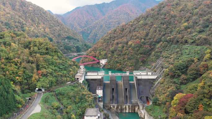 日本富山，秋季，乌纳佐基大坝的手推车鸟瞰图。