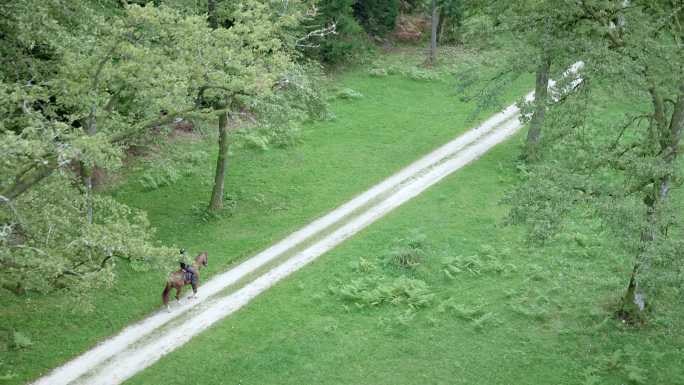 骑马穿越乡村的空中照片