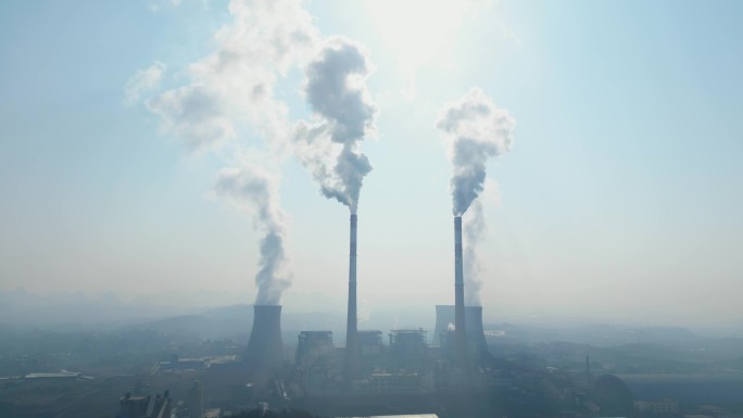 烧煤火电站向天空排放白烟空气污染大气污染