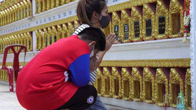 游客参观古代遗址、寺庙、教堂