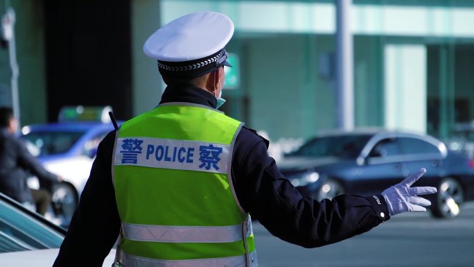 交通警察维护交通秩序