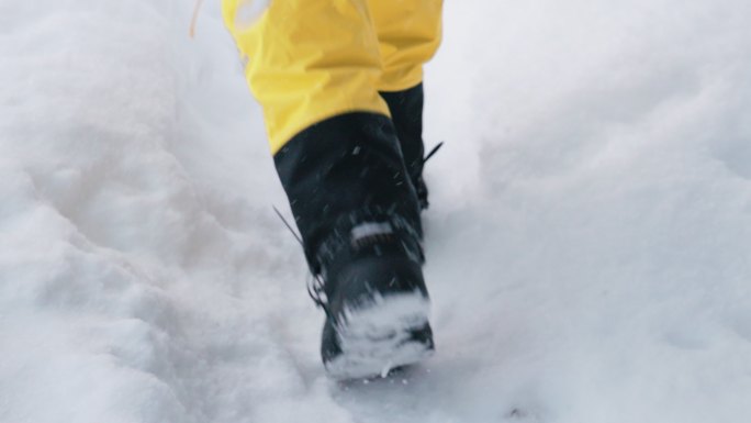 4K冬天雪地上行走的人脚步特写
