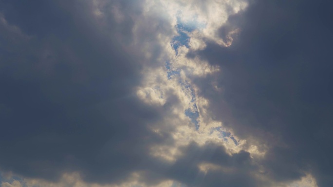 耶稣光照射云层翻滚遮天蔽日乌云滚滚延时