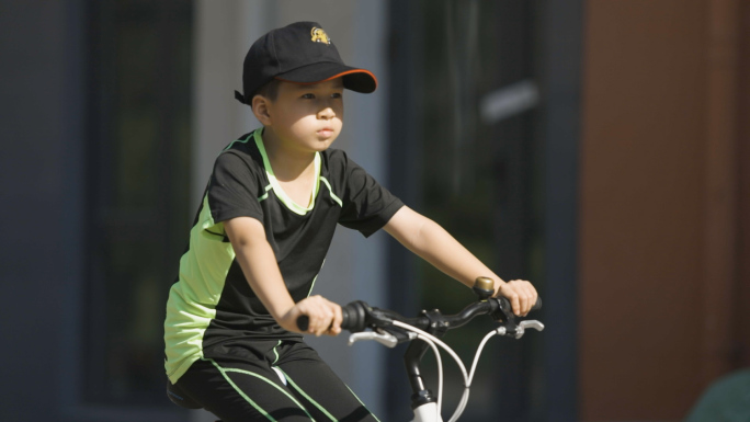 小区社区夏天骑自行车的男孩