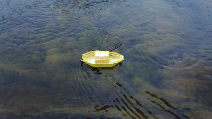 水中纸船