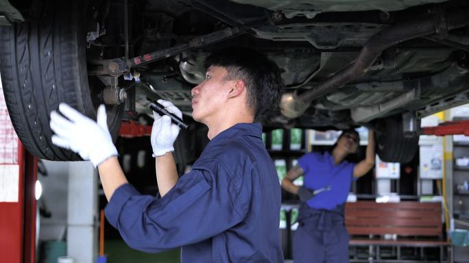 男和女发动机工程师检查维修、汽车、工程、机械、发动机、技术、能源、电动汽车、，