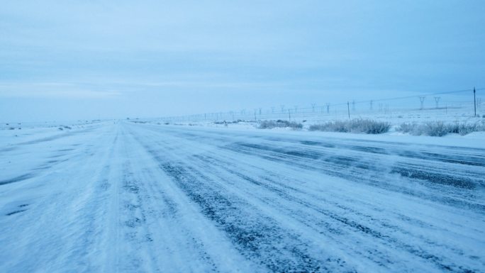 4K新疆戈壁滩冬天路面风雪天气