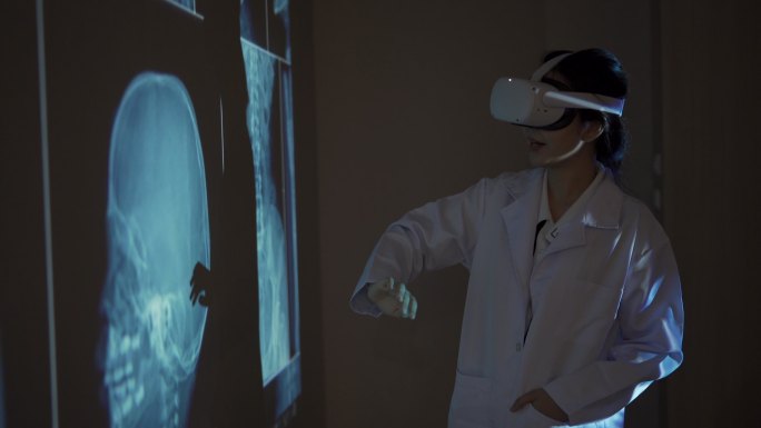 亚洲医生使用VR设备