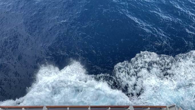 船侧尾流慢速运动太平洋上清澈的蓝色海洋水道具清洗