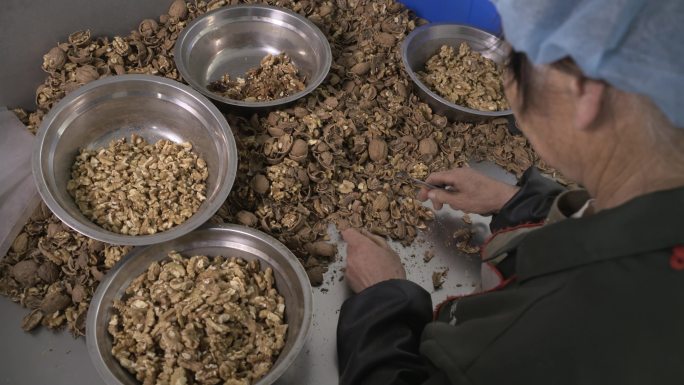 手工挑选核桃仁