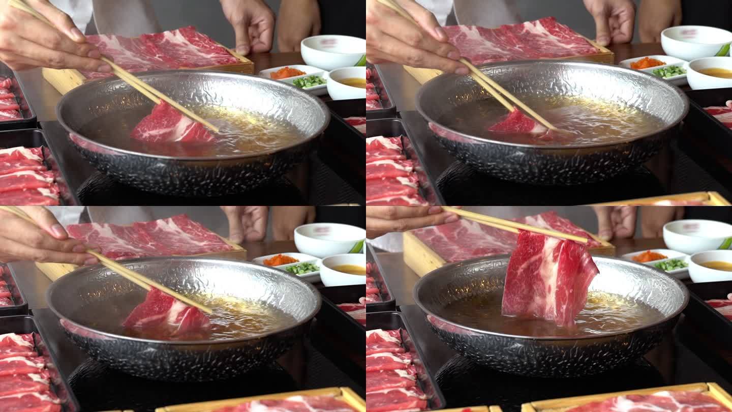 慢镜头：在火锅中烹饪涮牛肉。