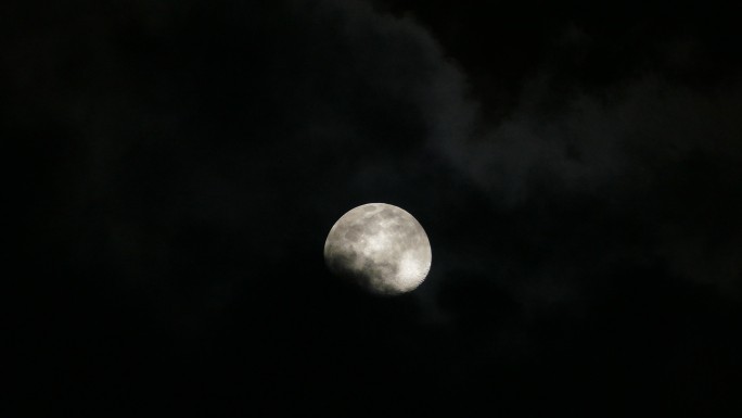 月亮和云在天空飘荡。