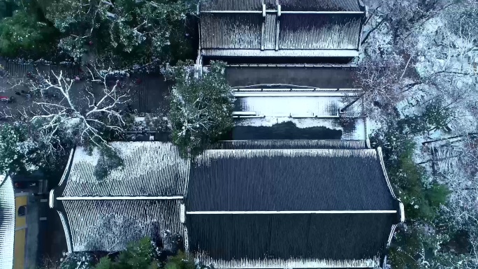 4K航拍杭州飞来峰灵隐寺冬天唯美雪景