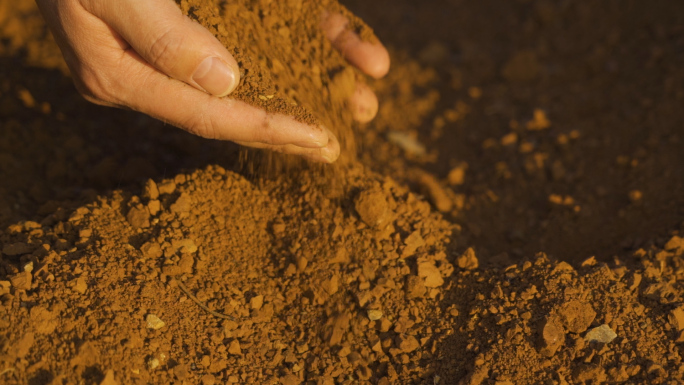 干旱泥土手捧泥土托起希望土壤分析泥土滑落