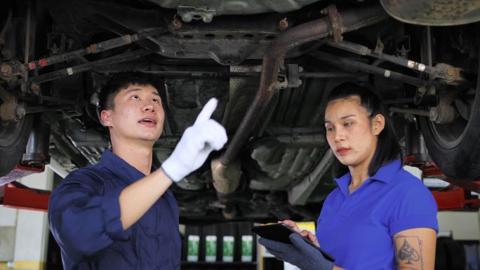 男和女发动机工程师检查维修、汽车、工程、机械、发动机、技术、能源、电动汽车、，