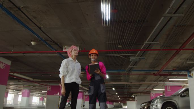 亚洲女性公共私人设施工人注意解决客户业主问题工程师