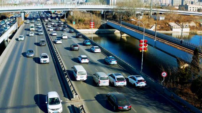 航拍大连东快路交通车流道路快车道东快路