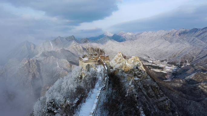 航拍雪后绝美箭扣长城