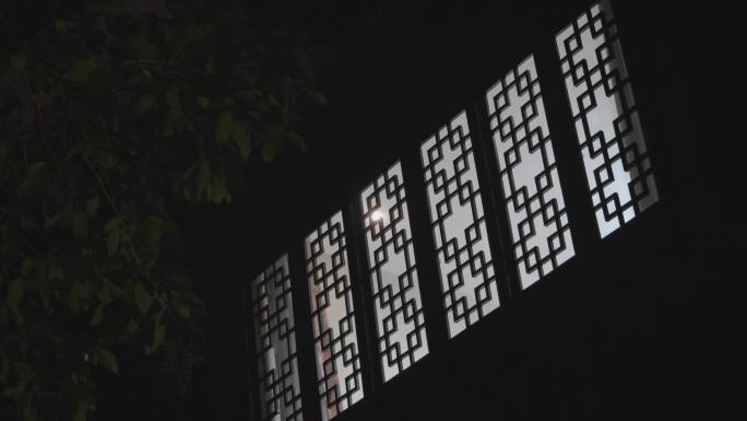 中式庭院夜晚亮着地窗户