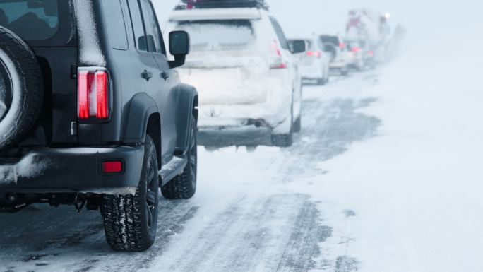 4K新疆大雪天气高速封路汽车等待