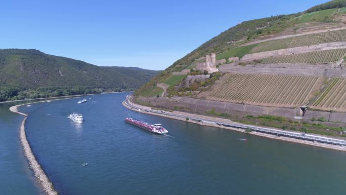 莱茵河谷中部的吕德斯海姆山和城堡废墟