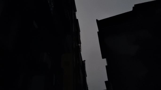 小巷深深夜晚街巷雨巷夜晚巷口雨珠跳动着