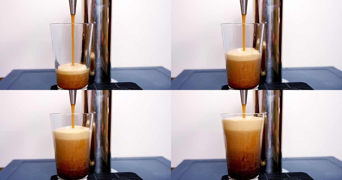 Nitro Cold Brew咖啡倒入透明玻璃杯中，在小桶咖啡或啤酒分配器上有细小的氮气气泡和光滑的