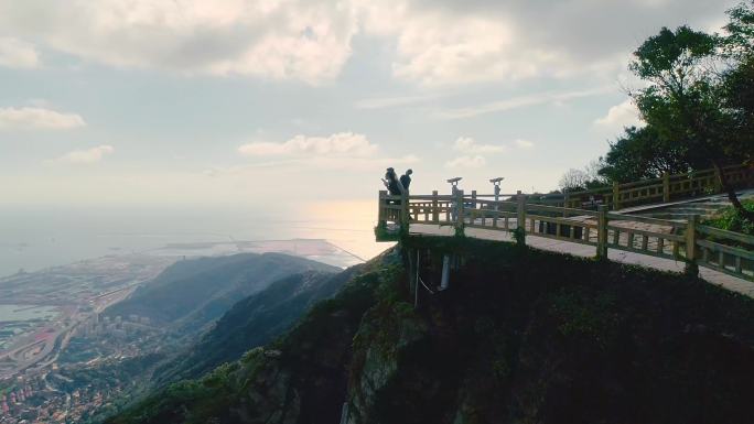 航拍中外游客游玩山海城市连云港海上云台山