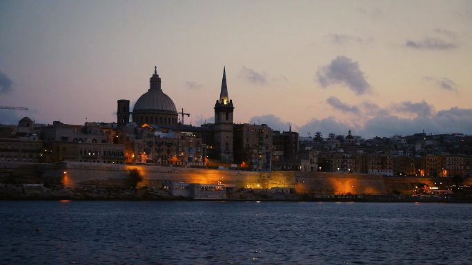 马耳他-地中海目的地，黄昏时分的瓦莱塔和圣保罗大教堂