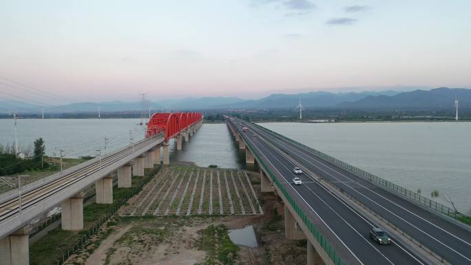 官厅湖上的京张铁路和高速路