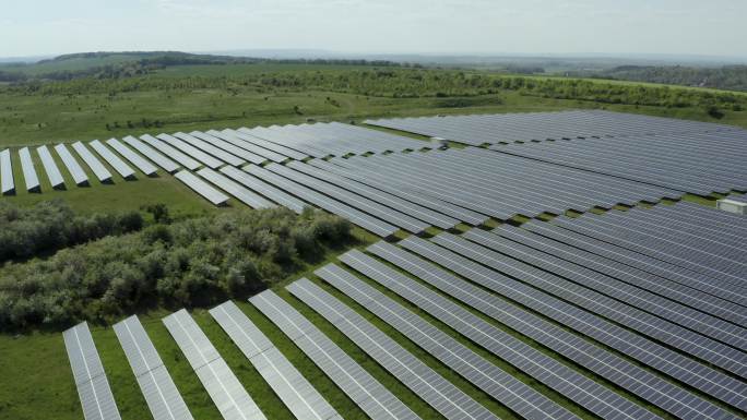 绿色能源-农村太阳能电池能源农场鸟瞰图