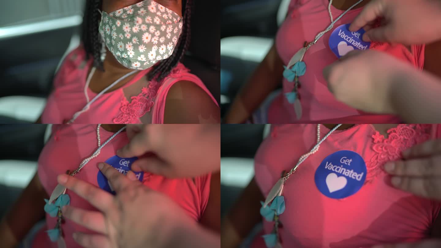 在一次驾车旅行中，女性衬衫上的“接种疫苗”标签