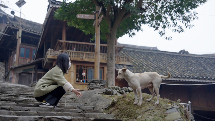 女人走路旅游开心玩耍