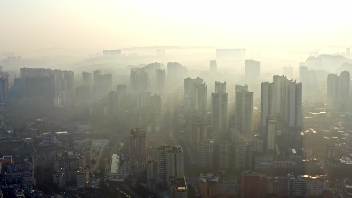 城市早晨日出晨雾逆光的高楼清镇市县城风景