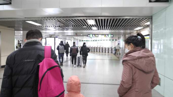 奋斗的青年 做地铁北京地铁