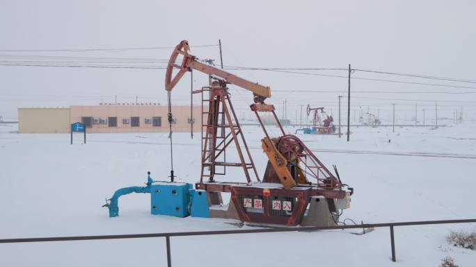 4K冬天新疆克拉玛依油田的游梁式抽油机