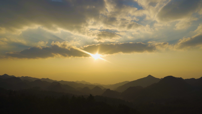 乌云翻滚白云延时耶稣光山顶白云拨云见日