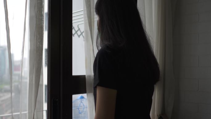 亚洲成年人在感染新冠肺炎期间被隔离在公寓