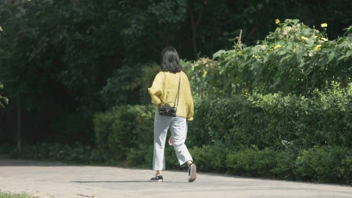 小区社区年轻女性下班通勤散步回家