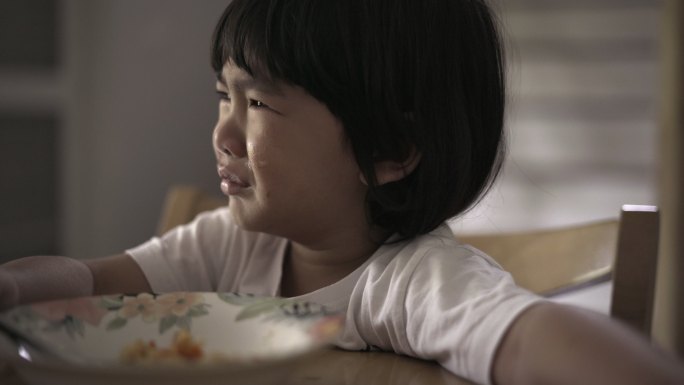 男孩哭着拒绝吃饭现代家庭教育哭