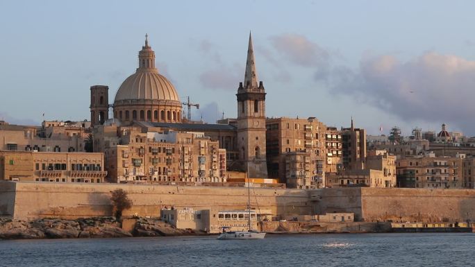 马耳他-地中海旅游目的地，日落时分的瓦莱塔和圣保罗大教堂