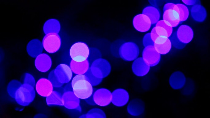 紫色颗粒。闪烁的光点模糊