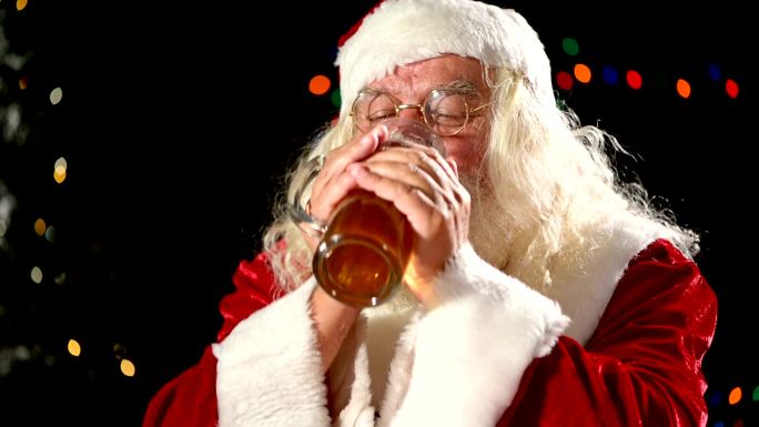 圣诞老人喝啤酒传统服饰圣诞老人近视镜