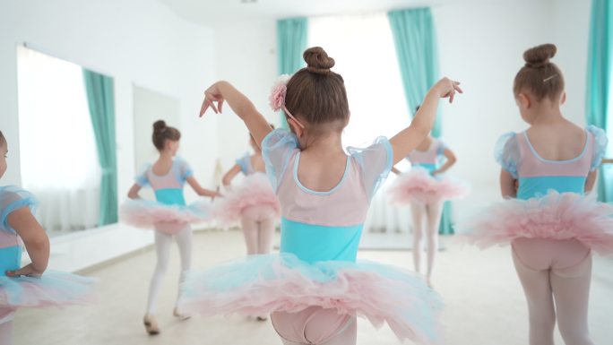 在芭蕾舞课上外国小女孩教室微笑