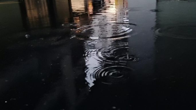 雨滴涟漪 雨夜雨滴 雨珠春意 地面降雨