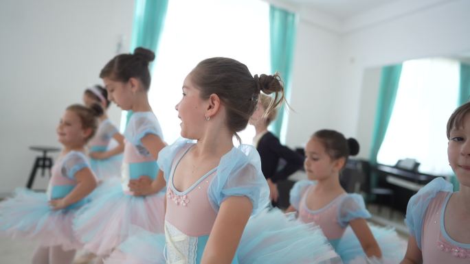 在芭蕾舞课上芭蕾舞课堂国外小孩练习训练