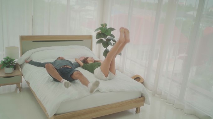 夫妻躺在床上。情侣温馨广告