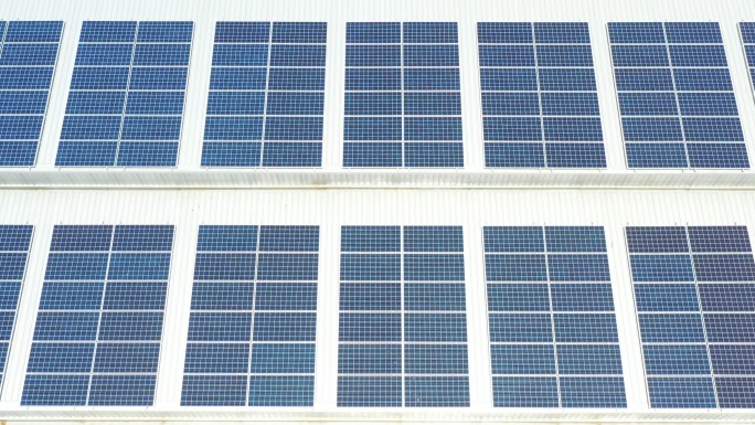 屋顶上的太阳能电池板电源模块