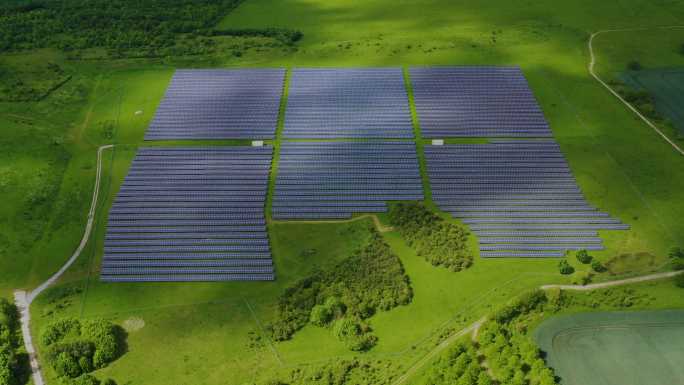 鸟瞰乡村景观中的太阳能电池发电场