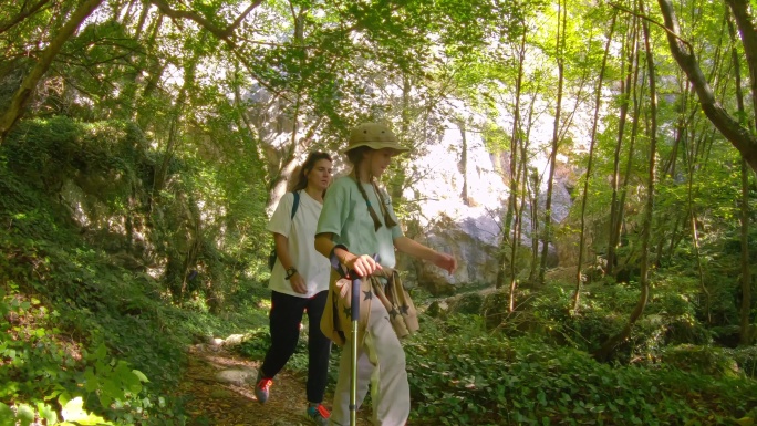 母女徒步旅行。塞尔维亚的旅行者。